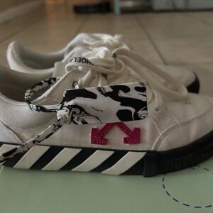 Off-White White Sneakers with Black Stripe and Pink Arrow Detail